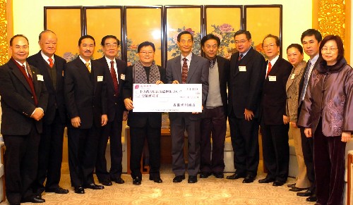 2月5日,香港潮州商會馬介璋會長(左五)和商會代表將支票交給中央人民政府駐香港特別行政區(qū)聯(lián)絡(luò)辦公室副主任黎桂康(左六)。當(dāng)日,香港多個團體和個人到中央人民政府駐香港特別行政區(qū)聯(lián)絡(luò)辦公室捐款和捐贈物資,幫助內(nèi)地受冰雪災(zāi)害影響的災(zāi)民。 新華社記者 黃本強 攝