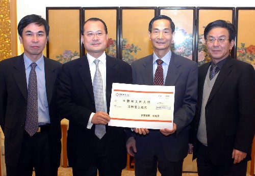 2月5日,香港新華集團蔡冠深先生(左二)將支票交給中央人民政府駐香港特別行政區(qū)聯(lián)絡(luò)辦公室副主任黎桂康(右二)。 新華社記者 黃本強 攝