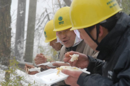 電力搶修隊(duì)員奮戰(zhàn)除夕 2月6日,新昌縣城關(guān)供電營(yíng)業(yè)所的搶修隊(duì)員在施工現(xiàn)場(chǎng)吃午飯。 當(dāng)日是除夕,浙江省新昌縣供電局城關(guān)供電營(yíng)業(yè)所的職工搶修秦巖177線。目前,新昌縣有35個(gè)行政村因雪災(zāi)尚未通電,560余名電力搶修隊(duì)員仍然奮戰(zhàn)在搶修一線。 新華社發(fā)(袁云 攝)