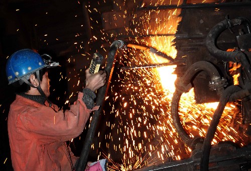 堅守崗位迎新春 2月6日除夕夜,東北特鋼集團大連基地的工人堅守工作崗位。當(dāng)日,東北特鋼集團大連、撫順、北滿三個生產(chǎn)基地主要生產(chǎn)廠的一線員工堅守生產(chǎn)崗位,以辛勤的勞動迎接鼠年到來。 新華社發(fā)(劉德斌 攝)
