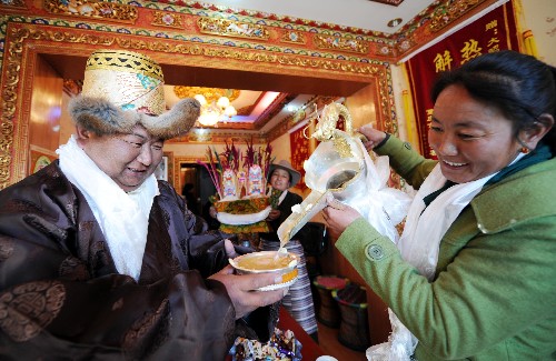 西藏歡度春節(jié)和藏歷土鼠新年 2月7日,拉薩市城關(guān)區(qū)魯古居委會(huì)的居民在互敬青稞酒。 當(dāng)日是春節(jié)和藏歷土鼠新年,西藏各族人民按照傳統(tǒng)習(xí)俗穿上節(jié)日盛裝,互敬象征五谷豐登的“切瑪”和哈達(dá)、青稞美酒,表達(dá)自己的祝福。 新華社記者格桑達(dá)瓦攝