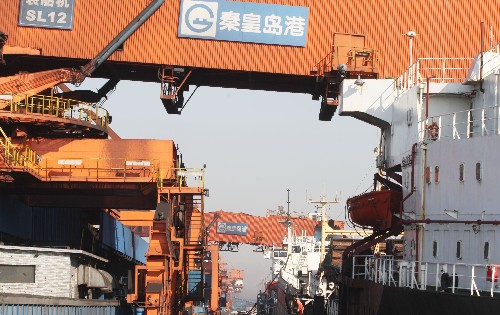 秦皇島港全力以赴搶運電煤 2月6日,河北秦皇島港905、906兩個剛剛投入使用的泊位進行裝船作業(yè),搶運電煤。當(dāng)日,秦皇島港電煤日吞吐量再次達到70萬噸,這是繼2月5日實現(xiàn)單日電煤裝船71萬噸,創(chuàng)下開港以來冬季電煤裝船最高紀(jì)錄后,又一次闖進煤炭日吞吐量70萬噸大關(guān)。2月6日,秦皇島港還完成了單日電煤卸車量9475車,創(chuàng)下該港歷史最高紀(jì)錄。 新華社發(fā)(劉光昱 攝)