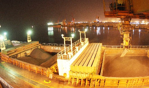 2月6日,搶運電煤的船舶在河北秦皇島港進行裝船作業(yè)。