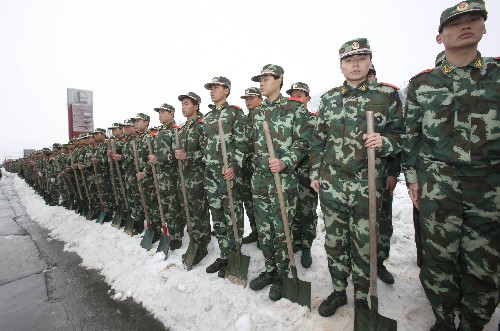 2月4日,抗災(zāi)官兵將冰雪踩在腳下。北風(fēng)呼嘯、雪花飛舞。一場(chǎng)歷史罕見的特大冰雪災(zāi)害凍凝三湘四水。大災(zāi)當(dāng)前,當(dāng)務(wù)之急就是“通路、保電、安民”。為了這個(gè)共同的目標(biāo),湖南省干部群眾緊急動(dòng)員起來,湘、粵、贛、桂四省區(qū)聯(lián)手互助,經(jīng)過廣大軍民的全力奮戰(zhàn),冰融了、雪化了、路通了、電來了……