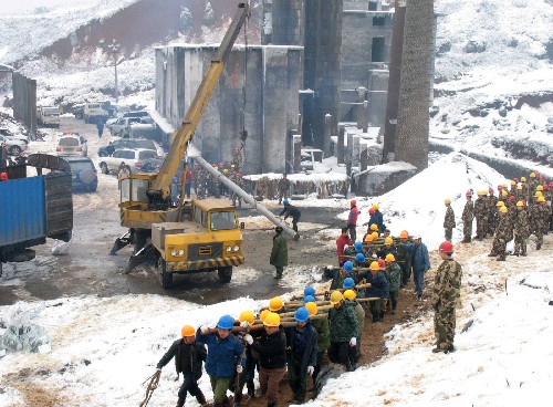2月6日,電力工人在冰天雪地中將重達1噸的大型水泥電線桿運上山。從1月13日開始,暴風雪和冰凍摧城拔寨,用幾天時間毀滅了幾十年來建立起的郴州電網(wǎng)。郴州電網(wǎng)一度被迫脫離了湖南電網(wǎng),“孤網(wǎng)”運行不到3天,地方電站與電網(wǎng)之間的聯(lián)系也被凍斷,郴州11個縣(市、區(qū))、500萬人口多數(shù)陷入了沉沉黑暗,持續(xù)時間多數(shù)超過8天。 從電網(wǎng)出現(xiàn)結(jié)冰開始,國家電網(wǎng)郴州電業(yè)局就全力自救。隨后,國家電網(wǎng)以湖南省電力公司為主,又從河南、山東、吉林、江蘇等地調(diào)集重兵,在人民解放軍多軍兵種指戰(zhàn)員的配合下,拯救電網(wǎng)“孤城”郴州。最終形成了一場有1.27萬人爬冰臥雪、數(shù)以千計設(shè)備和車輛參戰(zhàn)的中國電力建設(shè)史上最大規(guī)模的抗冰救電會戰(zhàn)。2月6日零時25分,郴州電網(wǎng)與湖南電網(wǎng)主網(wǎng)聯(lián)絡(luò)的一條220千伏線路打通,郴州電網(wǎng)與湖南主網(wǎng)聯(lián)通,零星城區(qū)開始逐步恢復(fù)供電。到7日凌晨,郴州城區(qū)已經(jīng)僵死多日的560個變壓器被激活了500個,郴州主城區(qū)有越來越多的社區(qū)和部分縣城,重現(xiàn)萬家燈火。