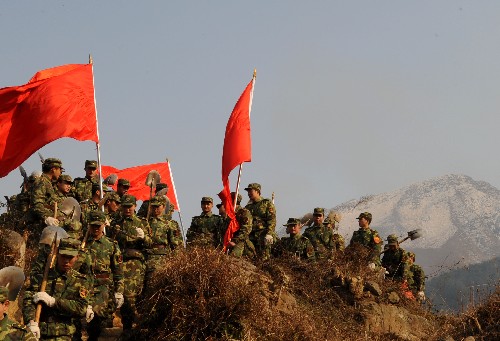 2月12日,在貴州省都勻市,成都軍區(qū)某部戰(zhàn)士在參加 “成都軍區(qū)援黔部隊(duì)災(zāi)后電網(wǎng)修復(fù)宣誓大會(huì)” 后向搶險(xiǎn)地點(diǎn)進(jìn)發(fā)。新華社記者 楊俊江 攝