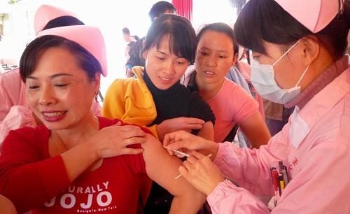 11月4日,全州縣人民醫(yī)院醫(yī)務(wù)人員在接種甲型H1N1流感疫苗。當(dāng)日,廣西全州縣正式啟動(dòng)甲型H1N1流感疫苗接種工作,首批疫苗接種人群為醫(yī)生、民警、學(xué)生等易感人群。新華社發(fā)(王滋創(chuàng) 攝)