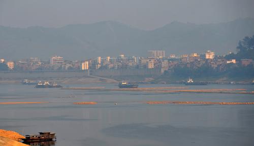 廣西梧州市長洲水利樞紐下游,河床部分裸露(10月30日攝)。新華社記者 周華 攝