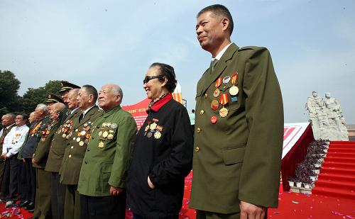 11月6日,一批新四軍老戰(zhàn)士代表參加沙家浜部隊(duì)成立70周年紀(jì)念活動。新華社發(fā)(濮建明 攝)