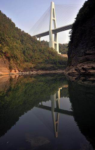 11月25日拍攝的湖北滬蓉西高速公路清江大橋。新華社發(fā)(楊順丕 攝)
