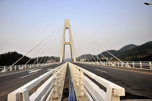 11月25日拍攝的湖北滬蓉西高速公路清江大橋。新華社發(fā)(楊順丕 攝)