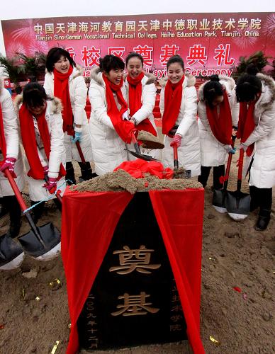 12月11日,學生代表為天津中德職業(yè)技術(shù)學院新校區(qū)奠基。 當日,天津中德職業(yè)技術(shù)學院新校區(qū)開工奠基儀式在天津海河教育園區(qū)舉行。由天津中德現(xiàn)代工業(yè)技術(shù)培訓中心和天津企管培訓中心整合而成的天津中德職業(yè)技術(shù)學院,總建筑面積26.2萬平方米。學校將引進德國、日本等國著名企業(yè)先進技術(shù),設(shè)立工業(yè)實訓中心、企業(yè)培訓中心、研發(fā)中心等。建成后學校學歷教育規(guī)模將達到10000人,非學歷教育年培訓能力10000人次。新華社發(fā)(李想 攝)