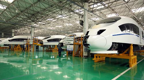 這是中國北車唐山軌道客車有限責任公司動車組總裝配生產(chǎn)線(12月9日攝)。 12月9日,武(漢)廣(州)客運專線試運行成功,CRH3型動車組7時56分從廣州南站出發(fā),3小時內(nèi)順利抵達武漢。這標志著我國興建的世界上第一條時速達350公里的高鐵客運新干線已全面完成鐵路線建設。由中國北車唐山軌道客車有限責任公司制造的CRH3動車組采用了世界上最先進的牽引供電、列車控制、列車指揮等系統(tǒng),代表著當今中國高速動車組制造技術的先進水平。中國北車唐山軌道客車有限責任公司的前身是中國鐵路機車車輛廠,始建于1881年。改革開放以來,公司通過引進消化吸收再創(chuàng)新,攻克了諸多技術難關,提高了自主知識產(chǎn)權和技術水平,推動了產(chǎn)品結構優(yōu)化,已成為世界一流的高速鐵路客運裝備制造基地之一。新華社記者 高學余攝