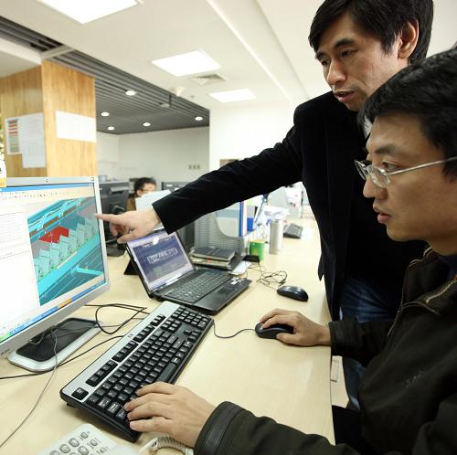 設立在北京的中國北車新一代高速動車組設計協(xié)調(diào)辦公室工程技術人員利用電腦測試車內(nèi)裝置(12月14日攝)。新華社記者 高學余攝