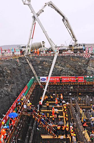 中核集團(tuán)公司三門(mén)核電工程一期工程2號(hào)機(jī)組核島施工現(xiàn)場(chǎng)(12月15日攝)。新華社記者 譚進(jìn) 攝