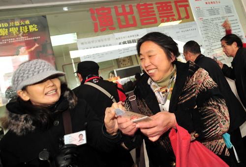 12月15日,武漢市民在湖北劇院排隊(duì)免費(fèi)領(lǐng)取18日的舞劇《家住長(zhǎng)江邊》的門票。新華社發(fā)(周超 攝)
