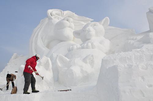 12月16日,雪雕藝人在牡丹江市江心島雪堡建設(shè)現(xiàn)場(chǎng)加緊創(chuàng)作。新華社發(fā)(張春祥 攝)