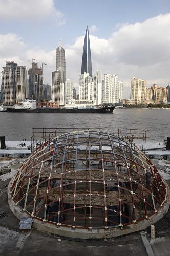十六鋪碼頭游客進(jìn)出通道與陸家嘴樓群隔江相望(12月16日攝)。新華社記者 裴鑫 攝