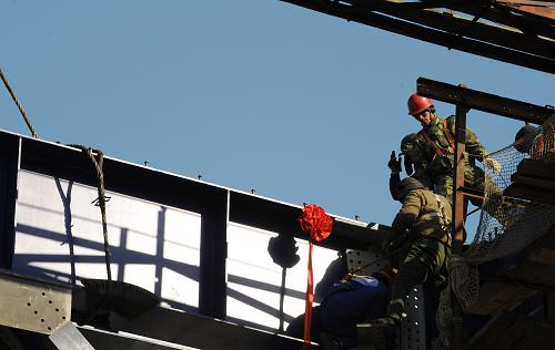 12月17日,建設(shè)者在鄭州黃河公鐵兩用橋上進(jìn)行主橋鋼梁桿件吊裝作業(yè)。