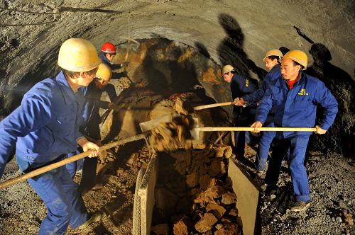 12月18日,中鐵十一局職工在武漢地鐵2號(hào)線24標(biāo)段隧道內(nèi)施工。新華社記者 杜華舉 攝