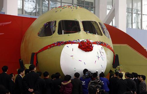12月25日,媒體記者和嘉賓正在參觀C919大型客機機頭工程樣機主體結(jié)構(gòu)。當日,由中國商飛公司和中國航空工業(yè)集團公司聯(lián)合研制的C919大型客機機頭工程樣機主體結(jié)構(gòu)在上海正式交付。該機頭工程樣機作為大型客機研制的關(guān)鍵項目之一,首次采用模塊化定義規(guī)范開展全三維數(shù)字化設(shè)計和模塊化管理,設(shè)計制造僅用了半年時間。目前,C919大型客機項目全面進入預(yù)發(fā)展階段,總體技術(shù)方案深化、機頭工程樣機研制、國內(nèi)外供應(yīng)商選擇、國產(chǎn)材料研制等方面都取得了突破。 新華社記者 裴鑫攝