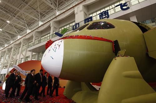 12月25日,參加交付儀式的嘉賓正在參觀C919大型客機機頭工程樣機主體結(jié)構(gòu)。新華社記者 裴鑫攝