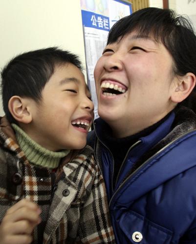 2009年12月9日,安徽省合肥市舉行首批廉租房公開搖號儀式,市民梁艷和兒子在搖號分配中選后相擁而笑。讓更多的經(jīng)濟(jì)適用房、廉租房等保障性住房回到真正有此需求的消費者手中,不僅是穩(wěn)定房價的重要措施,也是維系社會公平的重要手段。新華社發(fā)