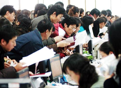 2009年12月14日,江蘇省揚州市房地產(chǎn)交易中心內(nèi)人頭攢動。由于國家近期調(diào)整二手房交易政策,許多消費者加緊辦理二手房買賣、繳稅、過戶等手續(xù),趕乘優(yōu)惠政策的“末班車”,二手房交易一時呈現(xiàn)“井噴”態(tài)勢。新華社發(fā)(范友林 攝)