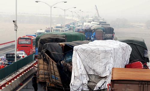 這是12月28日拍攝的江西鄱陽(yáng)湖大橋車輛連環(huán)追尾事故現(xiàn)場(chǎng)。當(dāng)日清晨6時(shí)左右,由于大霧低溫導(dǎo)致路面能見(jiàn)度降低及橋面結(jié)冰,江西九(江)景(德鎮(zhèn))高速公路湖口鄱陽(yáng)湖大橋上發(fā)生多起交通追尾事故,至少已造成10人死亡、19人受傷。事故發(fā)生后,九江市、湖口縣交警、消防、救護(hù)等多個(gè)部門(mén)緊急趕往現(xiàn)場(chǎng)救援。目前,鄱陽(yáng)湖大橋已恢復(fù)單向通車。新華社發(fā)(胡國(guó)林 攝)