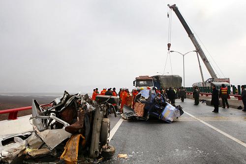 12月28日,救援人員清理江西鄱陽(yáng)湖大橋車輛連環(huán)追尾事故現(xiàn)場(chǎng)。新華社發(fā)