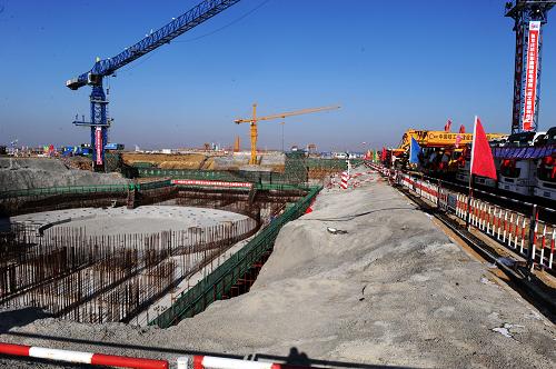 12月28日拍攝的先期建成的海陽核電站一期工程一號機(jī)組核島底板。 當(dāng)日,山東海陽核電站一期工程舉行開工儀式。至此,中國今年核準(zhǔn)建設(shè)的3個(gè)核電項(xiàng)目——浙江三門、廣東臺山、山東海陽核電站全部開工建設(shè)。 山東海陽核電項(xiàng)目是推進(jìn)中國第三代核電技術(shù)自主化的重要依托工程。該項(xiàng)目位于膠東半島青島、煙臺、威海3大城市之間,廠址三面環(huán)海。一期工程規(guī)劃建設(shè)2臺125萬千瓦先進(jìn)壓水堆(AP1000)核電機(jī)組,分別于2014年和2015年建成投產(chǎn)。屆時(shí)年發(fā)電量將達(dá)到175億千瓦時(shí),可極大緩解山東這個(gè)經(jīng)濟(jì)大省的電力緊張局勢。 新華社記者 李紫恒 攝