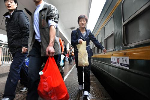 2月7日,旅客準(zhǔn)備登上由廣州開往鄭州的列車。新華社記者 盧漢欣 攝