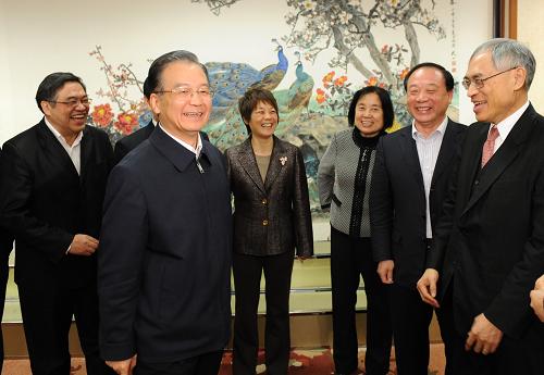 這是2月5日,溫家寶主持召開教育管理體制座談會時同與會者交談。新華社記者黃敬文攝