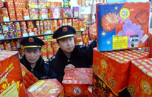 2月7日,北京德勝工商所工商執(zhí)法人員對(duì)轄區(qū)內(nèi)煙花爆竹銷(xiāo)售網(wǎng)點(diǎn)開(kāi)展執(zhí)法檢查。當(dāng)日,北京五環(huán)路內(nèi)的煙花爆竹銷(xiāo)售網(wǎng)點(diǎn)正式開(kāi)門(mén)營(yíng)業(yè),北京市開(kāi)展了煙花爆竹安全管理集中宣傳咨詢(xún)?nèi)栈顒?dòng)。北京市工商局表示,2010年春節(jié)期間,對(duì)未經(jīng)許可銷(xiāo)售煙花爆竹的個(gè)人、企業(yè)和違規(guī)銷(xiāo)售不符合規(guī)定規(guī)格品種產(chǎn)品的銷(xiāo)售網(wǎng)點(diǎn),在從嚴(yán)處罰的同時(shí),將記入企業(yè)警示信息系統(tǒng),3年內(nèi)禁止其銷(xiāo)售煙花爆竹。新華社記者 張旭 攝