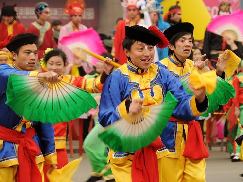 2月28日,在河北省正定縣,民間藝人正在表演昌黎地秧歌。當(dāng)日,河北省文化廳、非物質(zhì)文化遺產(chǎn)保護(hù)中心舉辦元宵節(jié)花會踩街活動,展示井陘拉花、昌黎地秧歌、保定高蹺等十多項非物質(zhì)文化遺產(chǎn)的藝術(shù)魅力。新華社記者 鞏志宏 攝