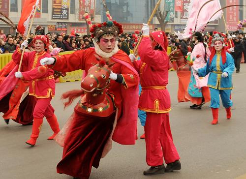 2月28日,在河北省正定縣,民間藝人正在進(jìn)行竹馬表演。新華社記者 鞏志宏 攝