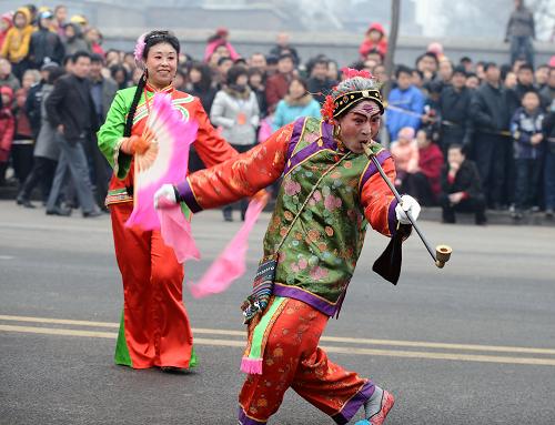 2月28日,在太原市杏花嶺區(qū),兩位民間藝人正在表演。當(dāng)日是元宵節(jié),山西省太原市杏花嶺區(qū)舉辦大型民間文藝表演。當(dāng)?shù)厝罕姳硌萘烁哕E、背棍、舞龍等具有濃郁地方特色的社火節(jié)目,喜慶佳節(jié)。新華社記者 燕雁 攝