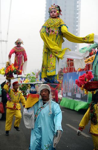 2月28日,在太原市杏花嶺區(qū),民間藝人正在表演背棍。新華社記者 燕雁 攝
