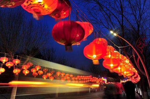 在唐山市南湖公園,市民正在觀賞花燈(2月26日攝)。 元宵佳節(jié)到來(lái)之際,來(lái)到河北唐山市南湖城市中央生態(tài)公園燈會(huì)賞燈的市民絡(luò)繹不絕。新華社記者 王民 攝