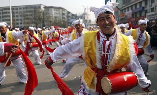 2月27日,陜西省府谷縣群眾在縣城街道上表演安塞腰鼓。當(dāng)天,陜西省府谷縣舉行精彩紛呈的民俗表演,喜迎元宵佳節(jié)。 新華社發(fā)(鄭永峰 攝)