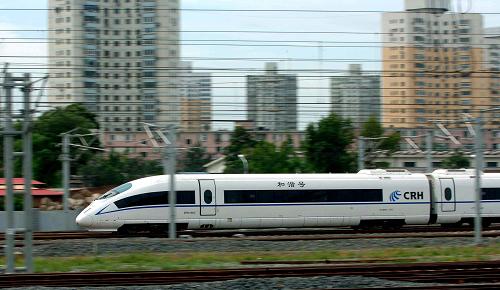 2008年8月1日,北京至天津的城際高速鐵路正式開通運營,這是由北京開往天津的首趟城際列車從北京南站駛出。5年,走完國際上40年高速鐵路發(fā)展歷程;3小時,跑完武廣間曾需要11個小時的路途;集世界最先進的4種技術,中國人創(chuàng)造出獨一無二的中國高鐵品牌。從引進時速200公里高速列車技術,到自主開發(fā)時速350公里、380公里“和諧號”動車組;從京津城際鐵路、武廣高鐵運營,到京滬高鐵即將開通,中國迅疾跨入引領世界的“高鐵時代”!新華社記者公磊攝