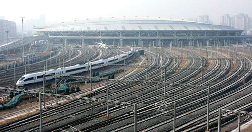 2009年12月13日,一輛京津城際列車駛出北京南站。當日,北京南站實現(xiàn)安全運營500天。新華社發(fā)(涂勛友 攝)