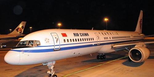2月28日,國(guó)航CA425班機(jī)抵達(dá)印度班加羅爾國(guó)際機(jī)場(chǎng)。新華社記者毛曉曉攝