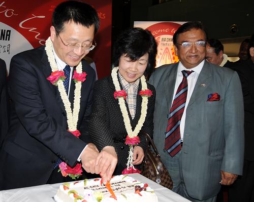 2月28日,在印度班加羅爾國(guó)際機(jī)場(chǎng),成都市長(zhǎng)葛紅林(左)與國(guó)航商務(wù)委員會(huì)黨委書記龍強(qiáng)(中)參加通航慶祝儀式。新華社記者毛曉曉攝