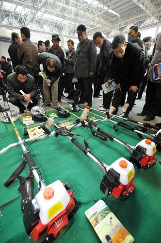 3月6日,農(nóng)民在農(nóng)交會農(nóng)機展區(qū)觀看新式農(nóng)機具。當日,為期3天的第十一屆寧夏春季農(nóng)業(yè)科技成果推廣暨農(nóng)用物資交流會在銀川國際會展中心開幕。來自全國的200多家涉農(nóng)企業(yè)參展。展會分種子、肥料、苗木花卉、節(jié)能技術產(chǎn)品等8個展區(qū),涉及農(nóng)、林、牧、副、漁、養(yǎng)殖等14個大類。品種齊全、質(zhì)優(yōu)價廉的各色農(nóng)資產(chǎn)品在開幕當日吸引3萬多人前來參觀、選購。新華社記者 王鵬 攝