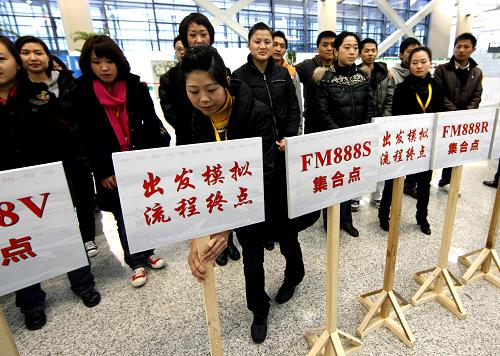 3月6日,一些“旅客”準備進行進出航空港模擬演練。 當日,上海虹橋國際機場2號航站樓舉行啟用前的大規(guī)模綜合模擬運行,共有4000余名模擬旅客和國內8家航空公司按照真實狀態(tài),模擬了往返國內各大中城市的53個航班的旅客流程,其中出港航班33個、進港航班20個。此次演練完全模擬新航站樓滿負荷運行狀態(tài),對旅客進港、出港、中轉、航班延誤等流程進行了演練,以全面檢驗新航站樓的運行保障能力,確保3月16日順利投入運營。 新華社記者陳飛攝