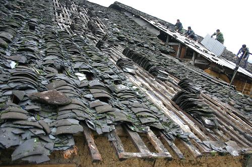 3月6日,福建省順昌縣仁壽鎮(zhèn)桂溪村村民在修繕遭冰雹襲擊損壞的房屋。 3月5日至6日,受強冷空氣影響,福建省出現(xiàn)明顯降水降溫天氣,局部地區(qū)接連遭遇冰雹、強雷電和大風(fēng)大霧。新華社發(fā)(陳柏材 攝)