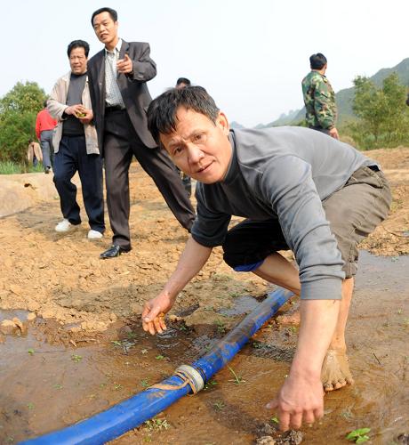 廣西來賓市忻城縣干部群眾抽取紅水河水灌溉受旱的田地(3月25日攝)。新華社記者張愛林攝