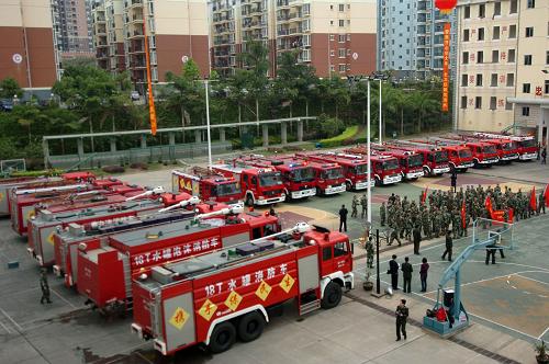 3月27日,廣西消防總隊從廣西各消防支隊抽調(diào)的大功率水罐消防車整裝待發(fā)。當(dāng)日,從廣西各消防支隊抽調(diào)的30輛大功率水罐消防車和120名官兵,組成抗旱救災(zāi)突擊隊增援河池、百色重災(zāi)區(qū)。突擊隊將把缺水嚴(yán)重的鄉(xiāng)鎮(zhèn)農(nóng)村寄宿制學(xué)校作為送水重點,同時,還將把抗旱和旱區(qū)防火統(tǒng)籌起來,在送水進村的同時開展消防宣傳和安全檢查。從當(dāng)日零時起,廣西消防部隊進入二級戰(zhàn)備,全體官兵除保證正常執(zhí)勤工作外,全部投入抗旱救災(zāi)。新華社記者李斌攝