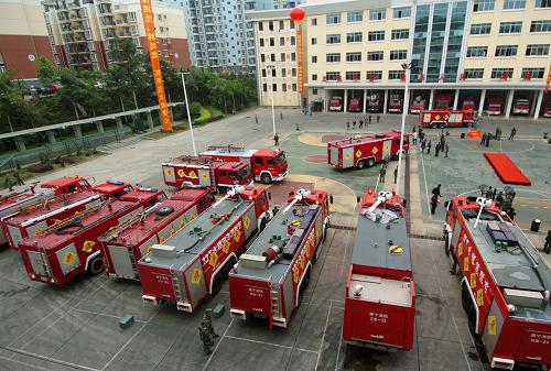 3月27日,廣西消防總隊從廣西各消防支隊抽調(diào)的大功率水罐消防車從南寧市消防支隊奔赴旱區(qū)。新華社記者李斌攝
